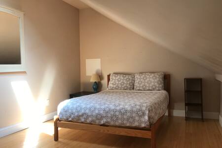 Simple room Federal Hill (w/shared kitchen)