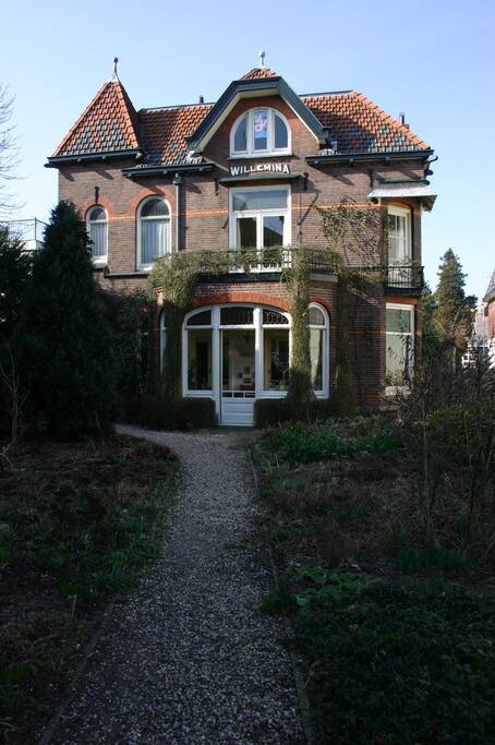Historical House, this listing is the 1st floor only. Floor has full privacy. Old fashion with good, peaceful vibe.