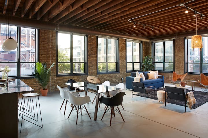 Stunning Designer Loft in Fulton Market, Sleeps 24 gallery image 3