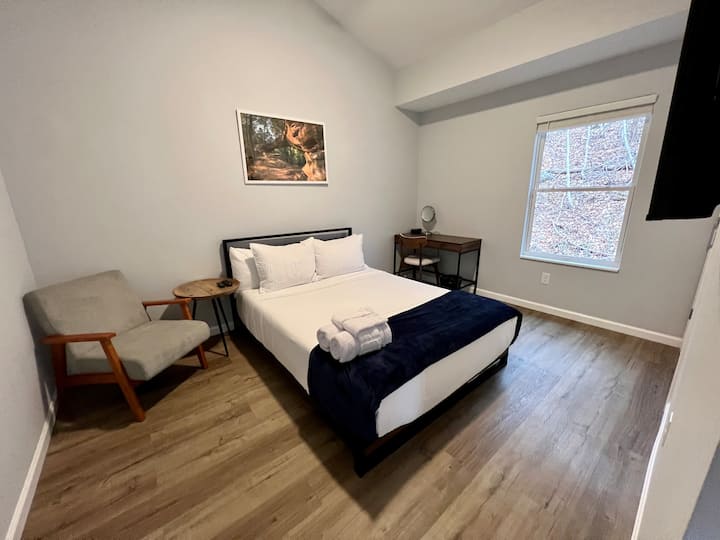 Спалня за гости с двойно легло, 55 - инчов HD телевизор, бюро и огледало за грим.