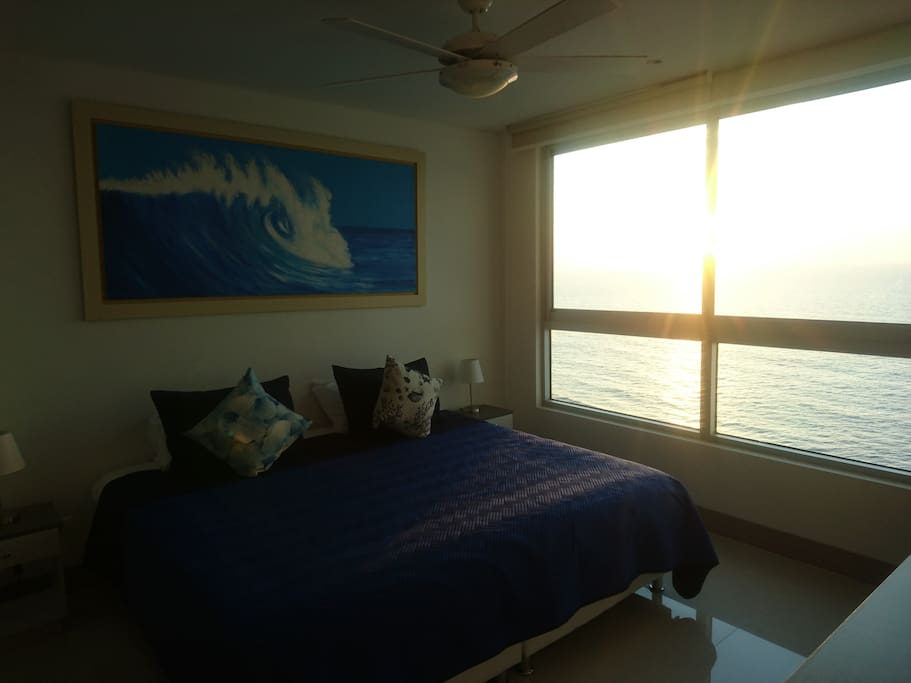 dormitorio con vista al mar