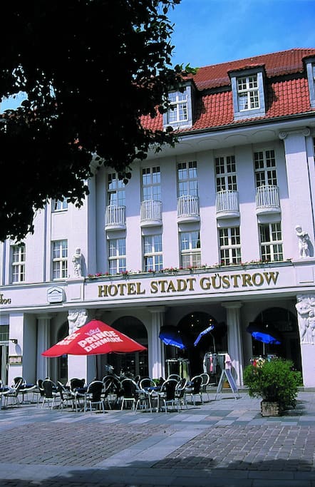 Markt 2-3 ehemals Hotel Stadt Güstrow heute Hostel