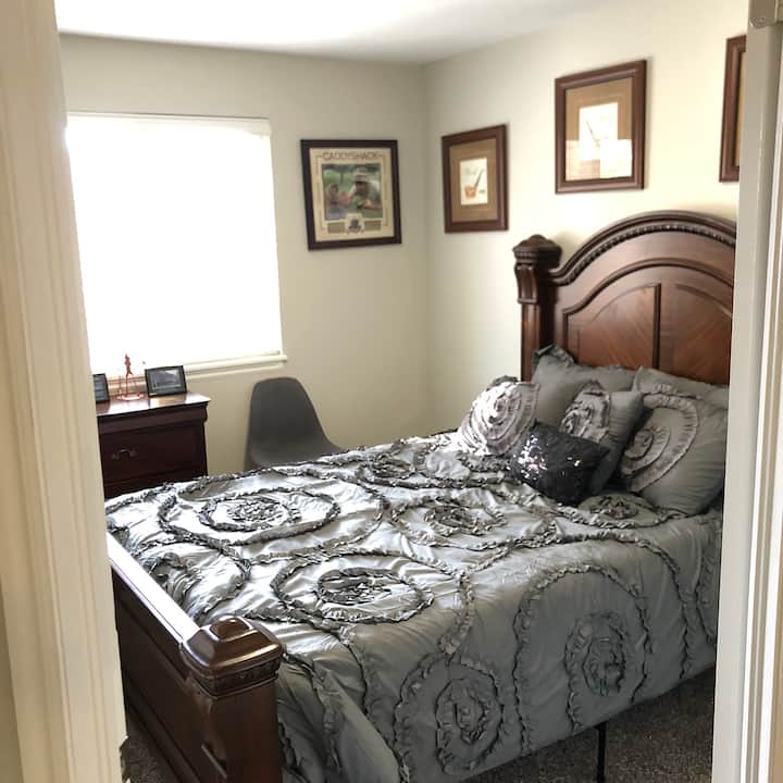 ห้องนอนที่สองบนชั้นบนสุดมีเตียงขนาดควีนไซส์และทีวี 