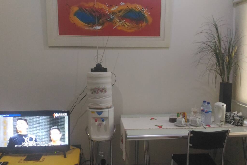 Ruang Tamu dengan Fasilitas TV Flat, Hiburan TV Kabel, Air Mineral Galon,AC dll