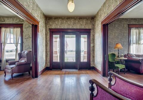 Gorgeous Historic '20s Mini Mansion. King & Queens