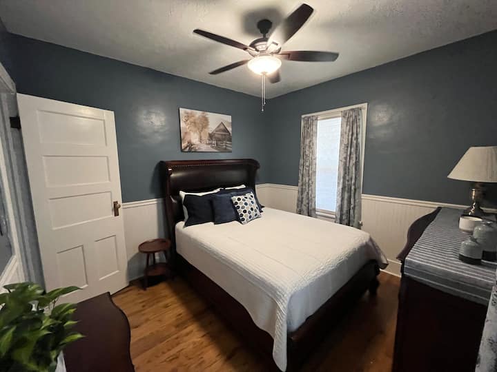 Spálňa 1: veľká manželská posteľ s komodou a šatníkom. 