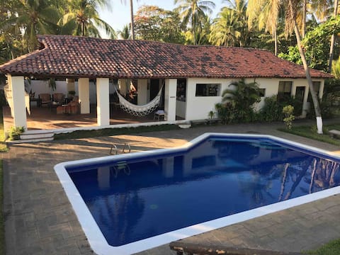 Beach front 5 Rooms with TVs cable and wifi