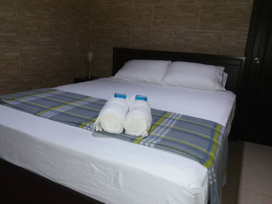 Cama Queen con sábanas de 600 hilos