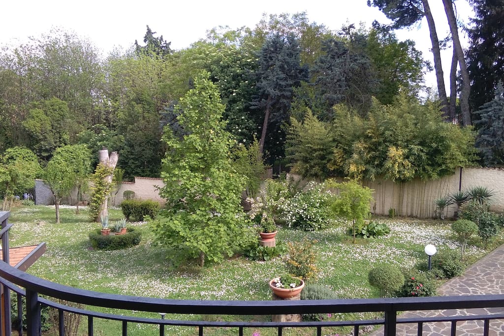 Il giardino con il prato fiorito visto dal balcone del soggiorno