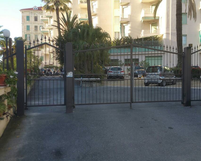 Ingresso proprietà con giardino e posto auto