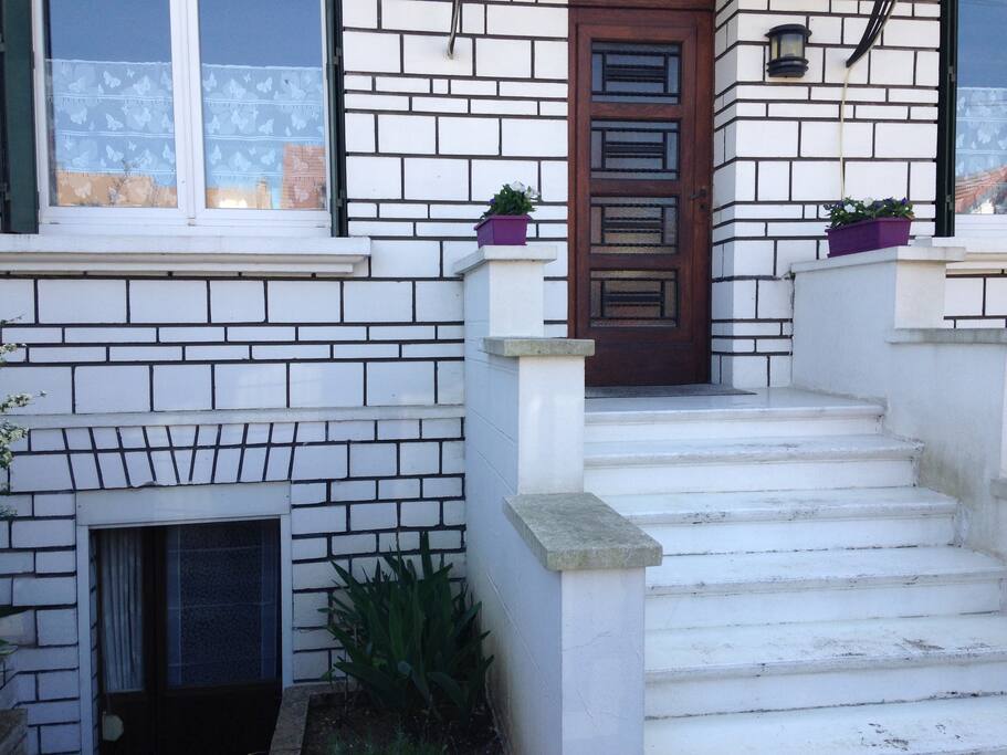 Entrée indépendante, à gauche de l'entrée principale de la maison