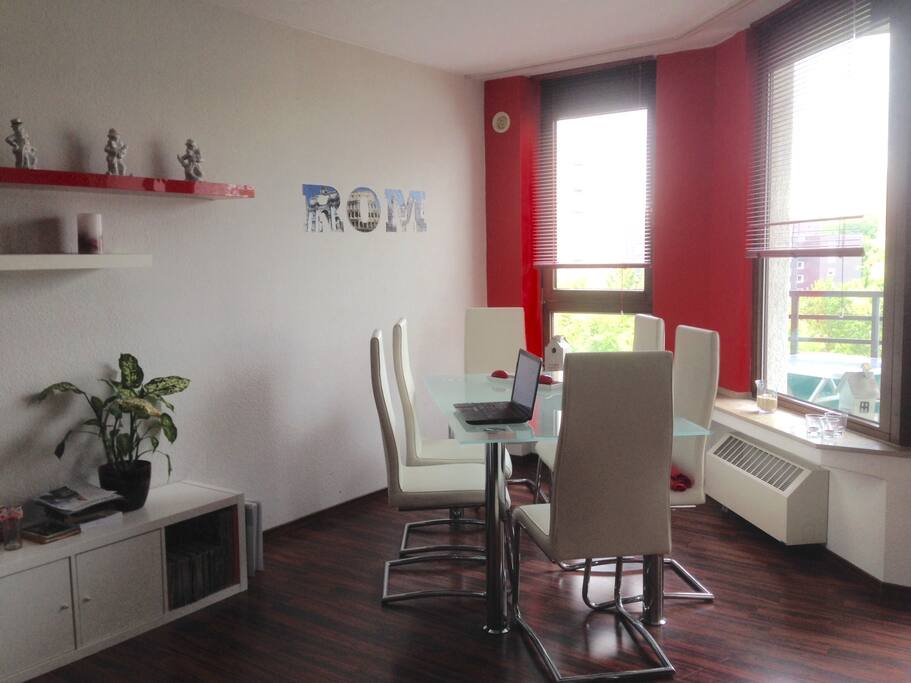 Wohnzimmer mit Esstisch