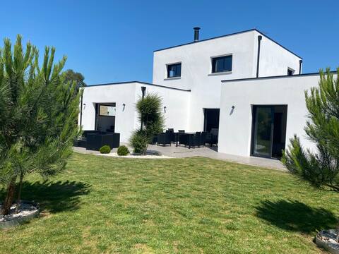 Contemporary 8-person house in Bénodet