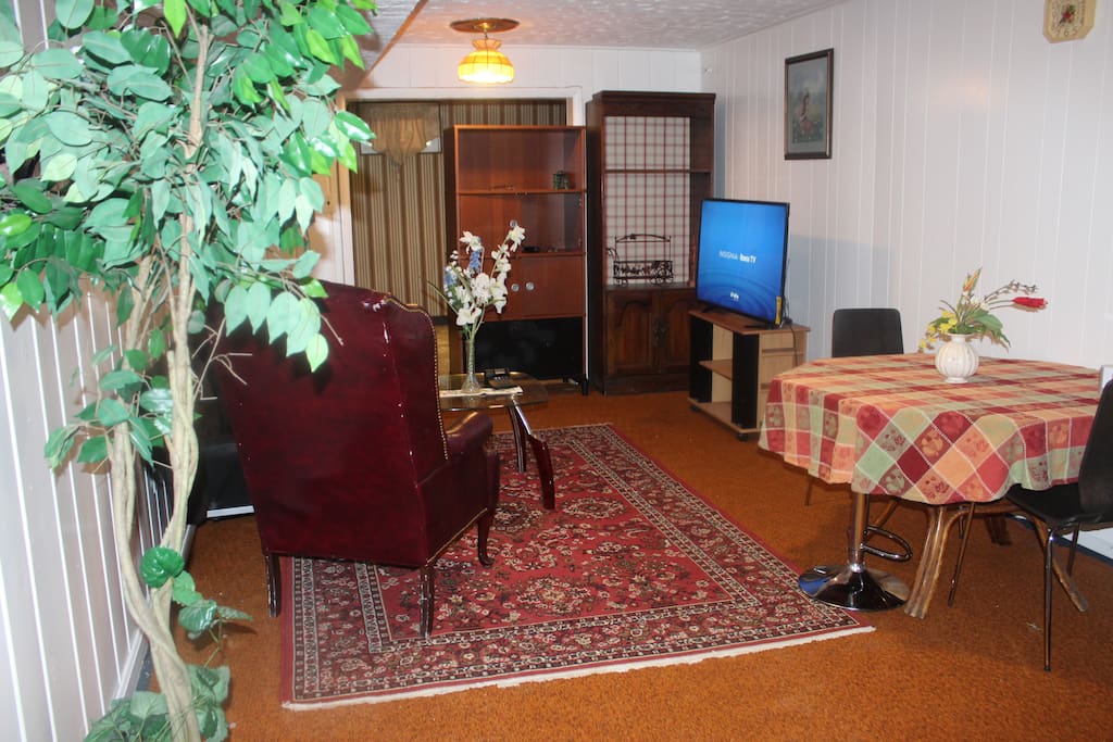 In Living room tv and coffee table