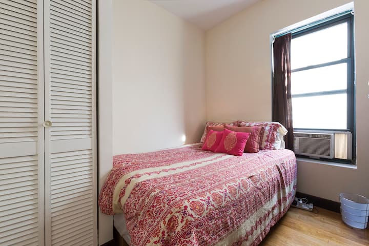 Cozy apt available in trendy West Village.