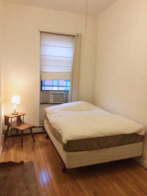 ダブルサイズのベッドのお部屋です