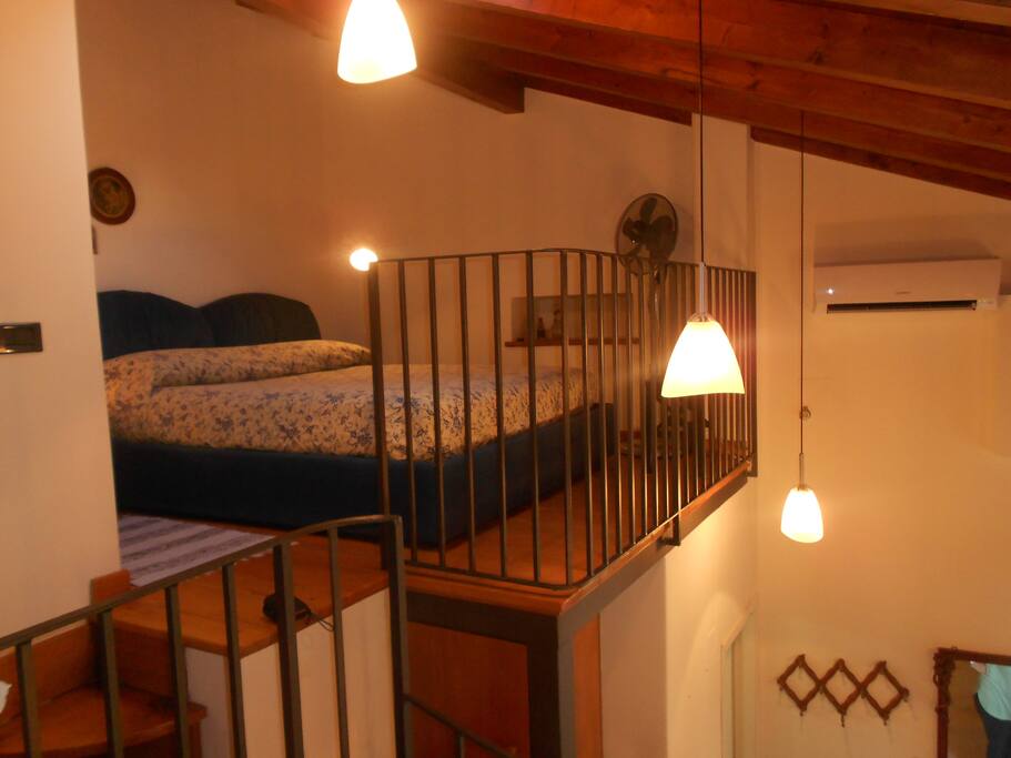 Soppalco con letto matrimoniale.