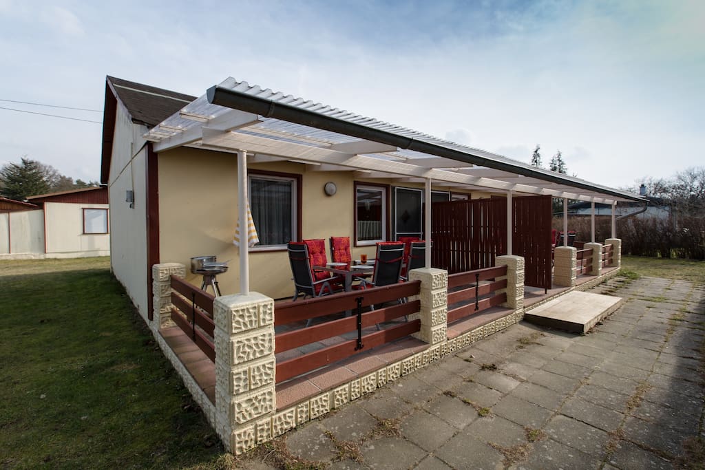 Terrasse mit Gartenmöbel und Grill
