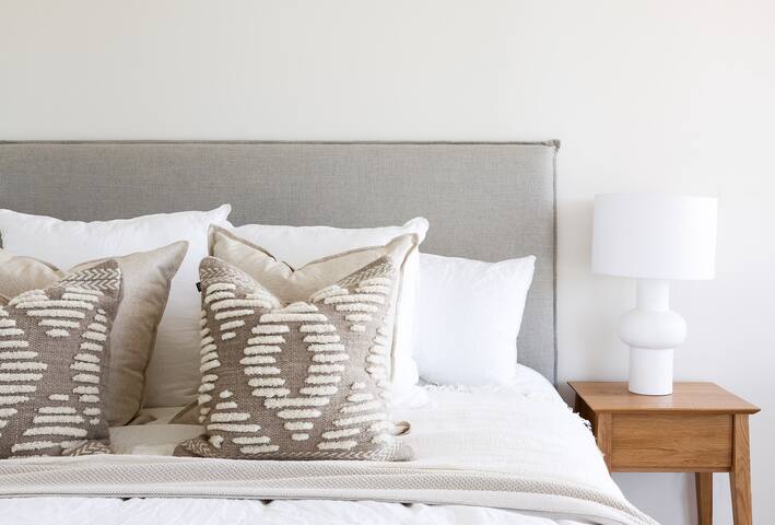 Absolute beachfront luxury Manly apartment gallery image 5