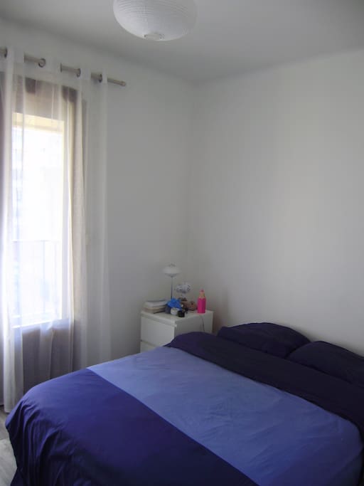 Chambre, lit double 140, bureau et grand placard, donnant sur la terrasse.