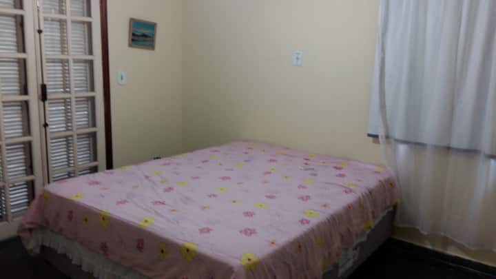 Suite con cama tamaño queen y cama individual