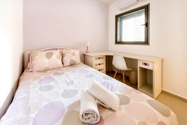 الغرفة 4 
هادئة في الخلف
سرير فردي ونصف
(مثالي لشخصين صغيرين)
مكتب سرير 1.20 متر  
وخزانة ملابس مع مرآة