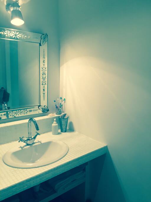 Salle de bain avec douche