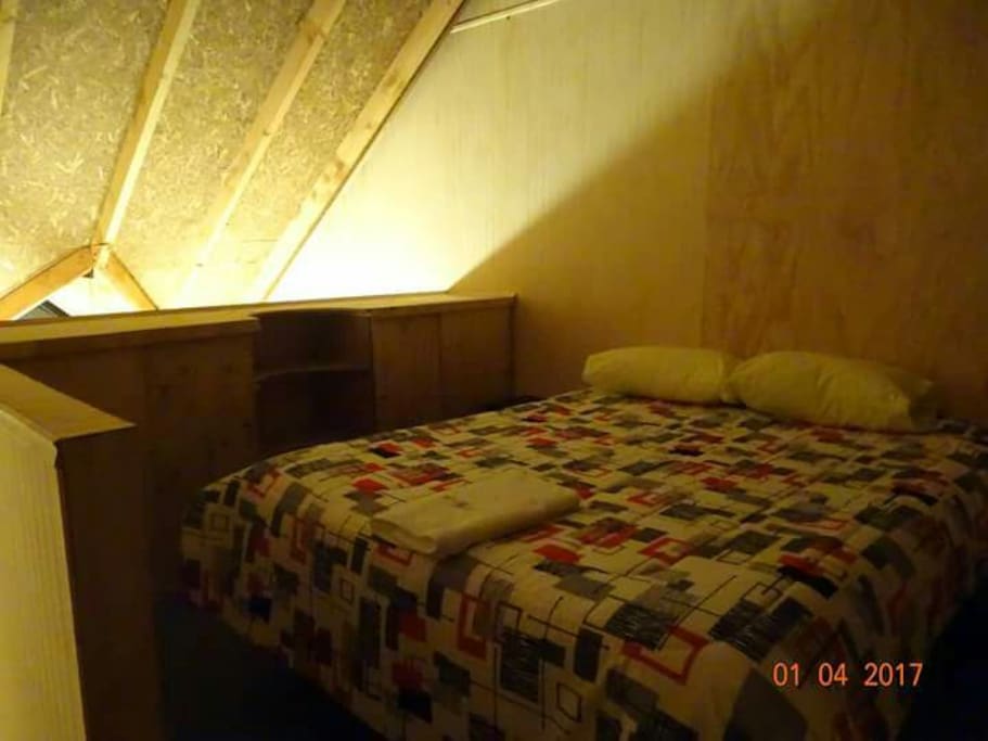 dormitorio matrimonial con vista al primer piso