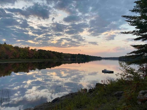 Muskoka Cottage on warm lake - 3 BR/2 BR/Hottub