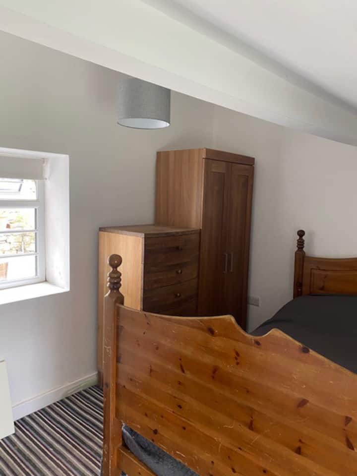 Main bedroom - wardrobe and chest of drawers