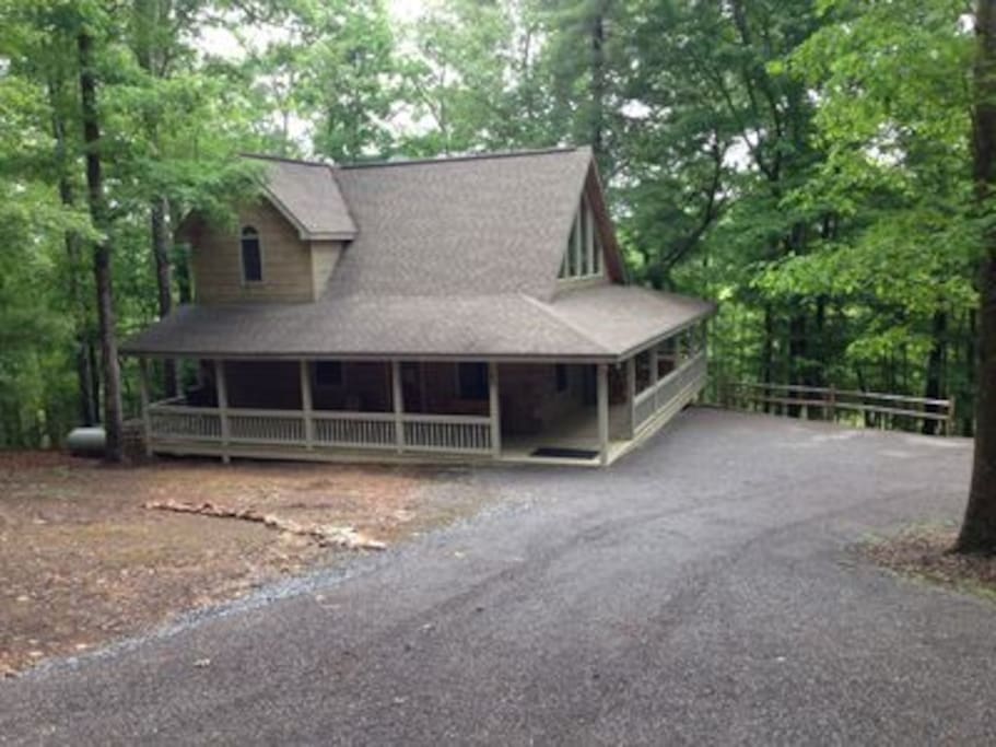 Black Oaks Lodge with ample parking