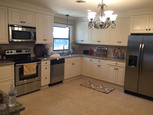Elegant Luxurious Home-3710 Lake. Great location
