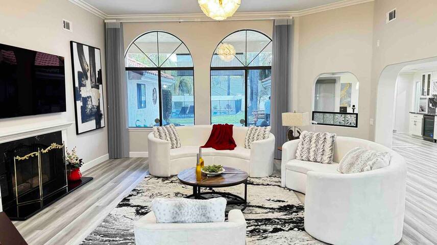 Luxury home with pool & Jacuzzi gallery image 2