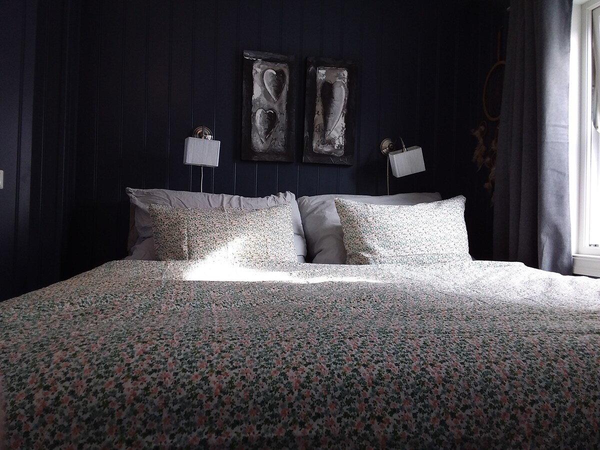 ห้องนอน 1 พร้อมเตียงคู่ขนาดใหญ่ (180) และเตียงเด็ก 1 หลัง