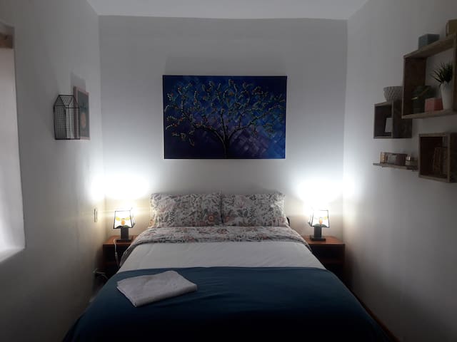 Cosy independent room + breakfast. Full center!