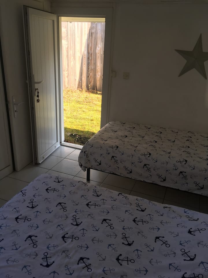 Dhomë gjumi 3 
Një krevat 2pers. 140x190 
Një krevat 1 pers. 90x190 
Dush + lavaman tualeti më vete