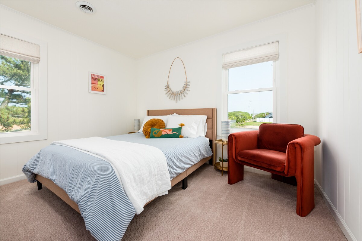 Стаята на кралицата има плюшена възглавница с латексов матрак и 100% памучни чаршафи и калъфи. 