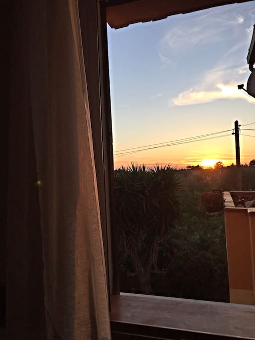 Uno dei tramonti che si può ammirare dal tavolo da pranzo