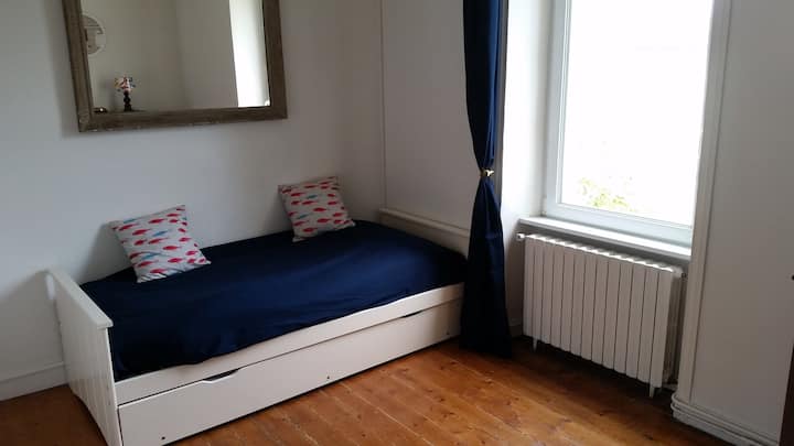 غرفة نوم ثانية بسرير واحد