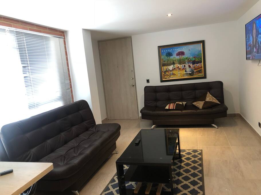 Sala con dos cómodos sofa camas tv wifi y cable de televisión