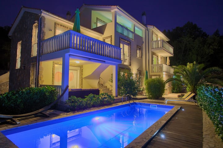 Residenca La Famiglia With Heated Pool And Seaview