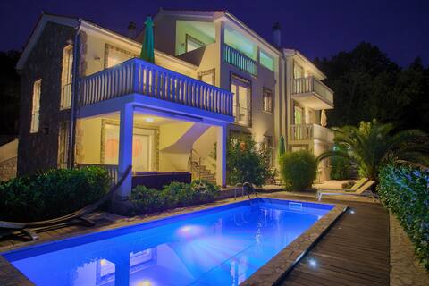 Residenca La Famiglia With Heated Pool And Seaview