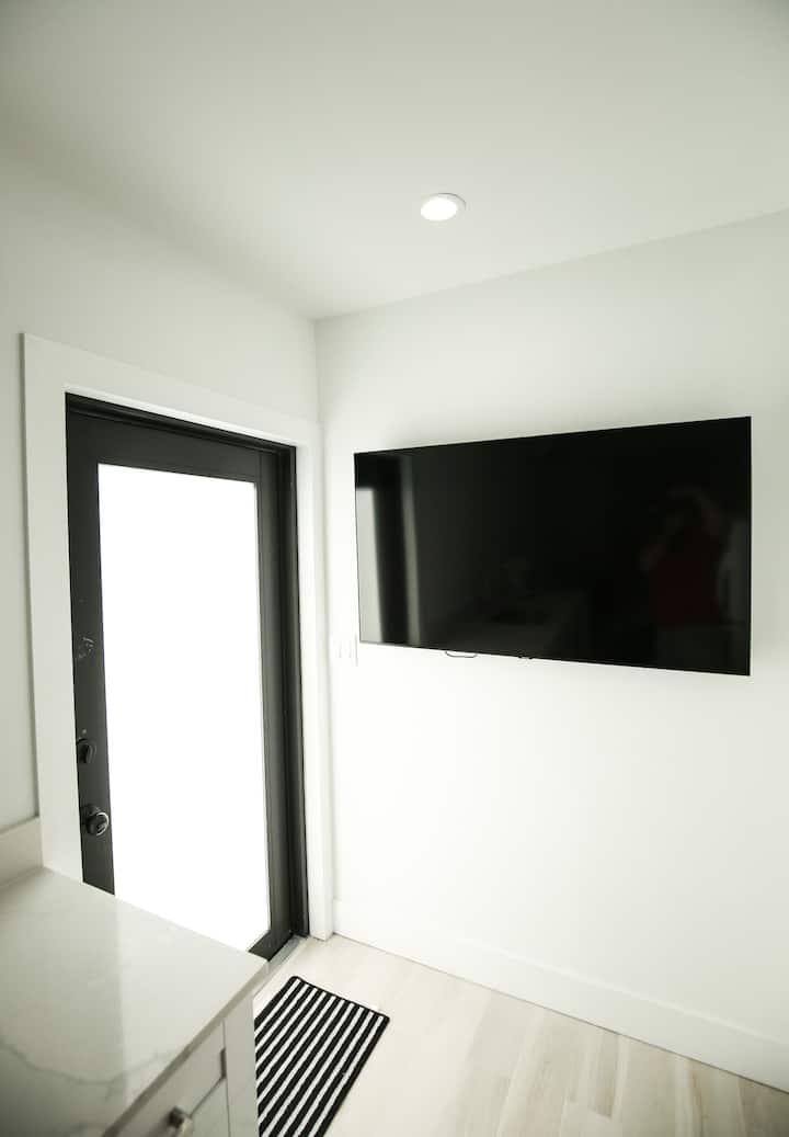 "Modern Cozy Studio. Private Entrance And Parking" - Miami, FL