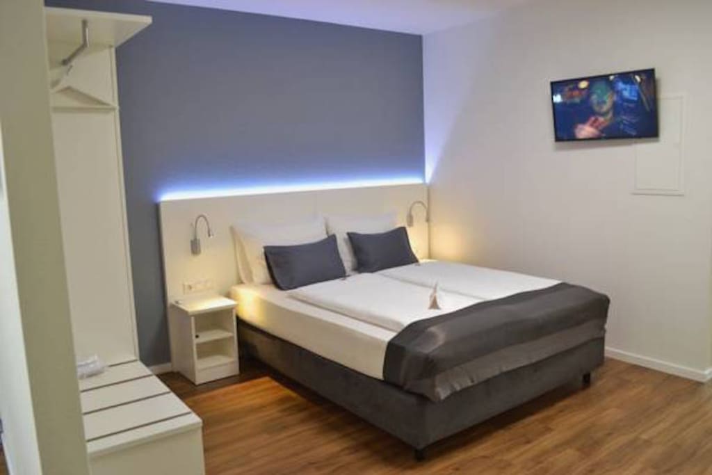 Schlafzimmer - Doppelbett mit Einbauschrank und TV