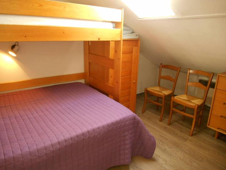 Dhoma e gjumit 2 me 140 krevat dhe 90 krevat marinari