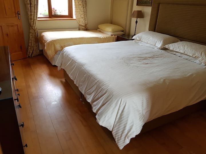 1号卧室...位于一楼，带套房。1张加大双人床和1张1米宽单人床。