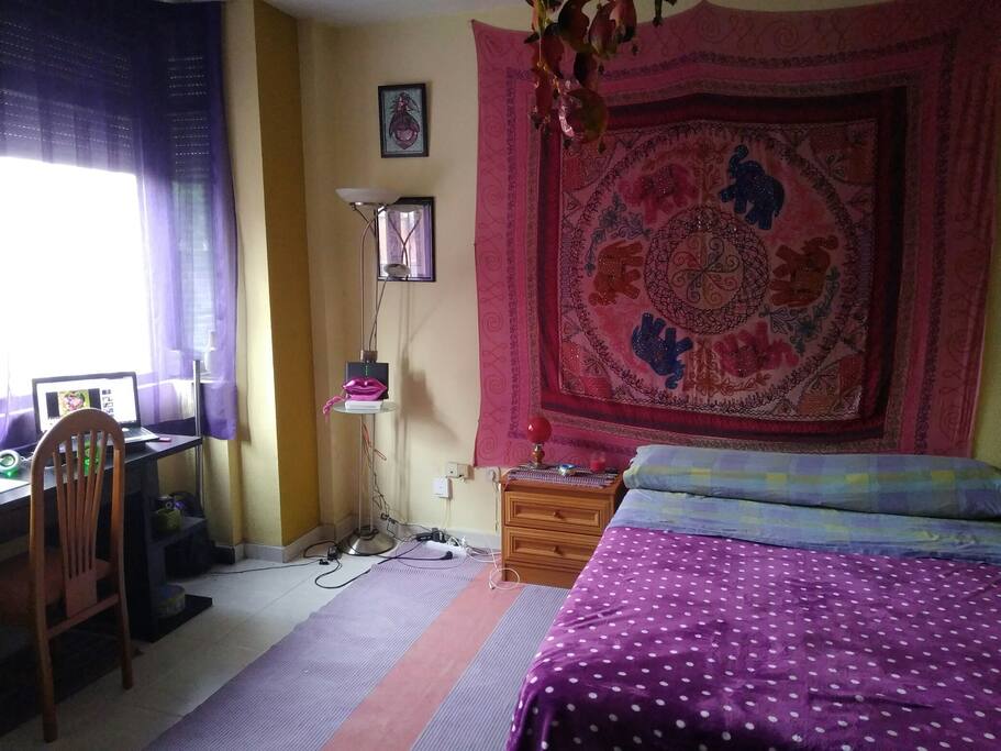 Dormitorio grande, con cama matrimonial, escritorio, TV. Muy luminosa