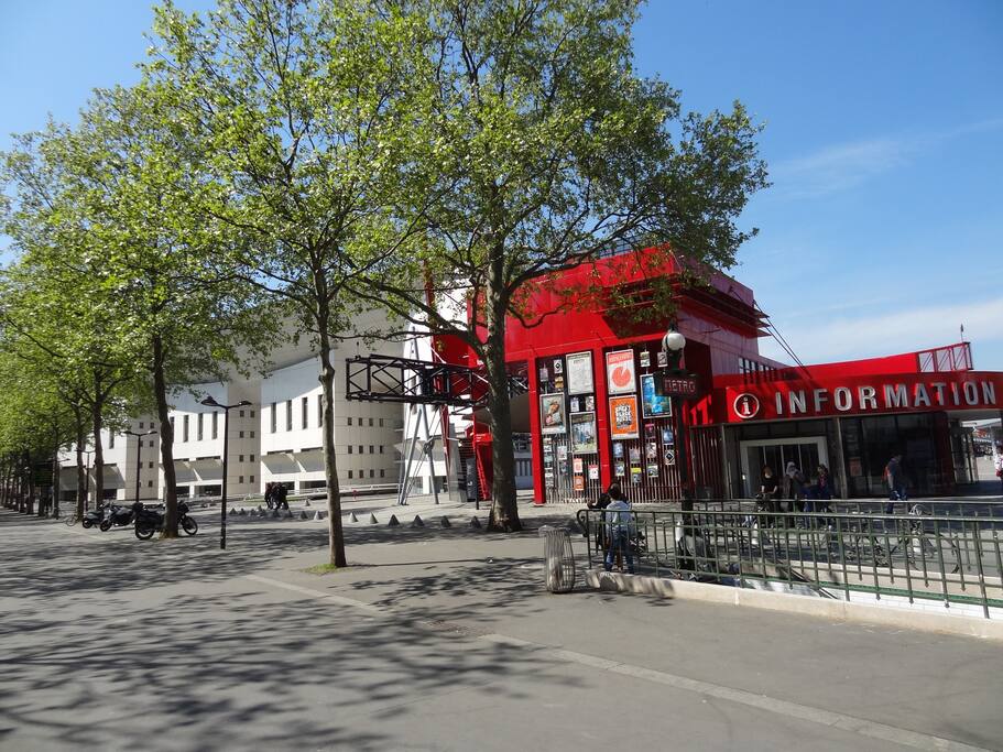 Métro Porte de Pantin devant l'Information à l'entrée du Parc de La Villette Sud. Conservatoire Supérieur - batiment blanc , à gauche.