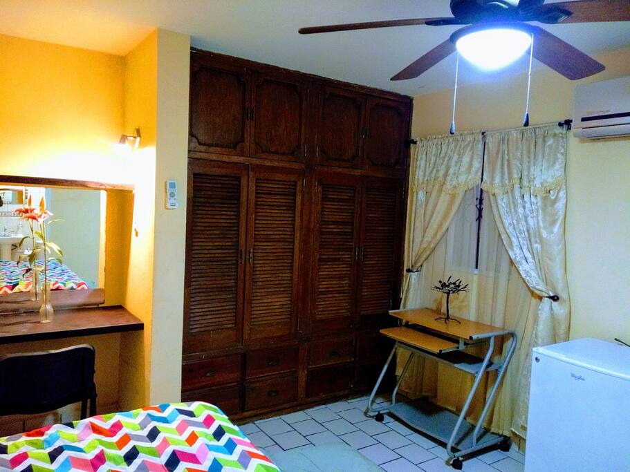 Amplio closet, tocador, escritorio de trabajo y frigobar