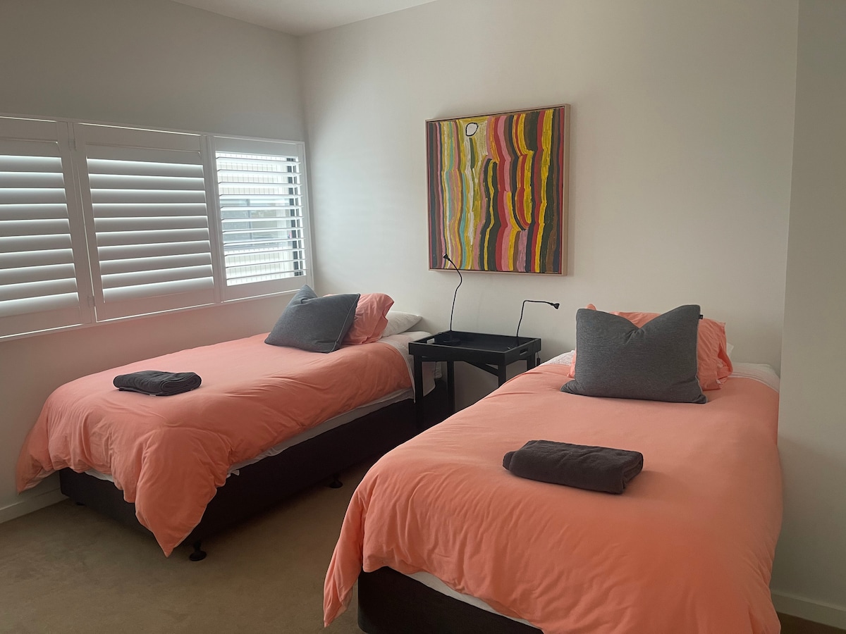 Krevate tek king 
Dhoma e gjumit 2 lart 